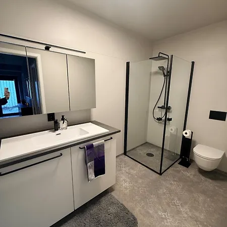 شقة Central, Quiet And Modern With Parking & Private Patio *