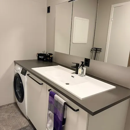 Central, Quiet And Modern With Parking & Private Patio شقة ساندنيس