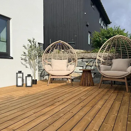 Apartment Central, Quiet And Modern With Parking & Private Patio