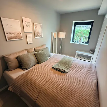 Apartment Central, Quiet And Modern With Parking & Private Patio *