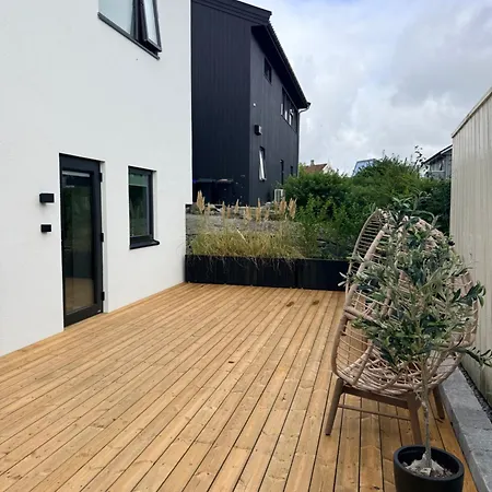 Central, Quiet And Modern With Parking & Private Patio Apartment